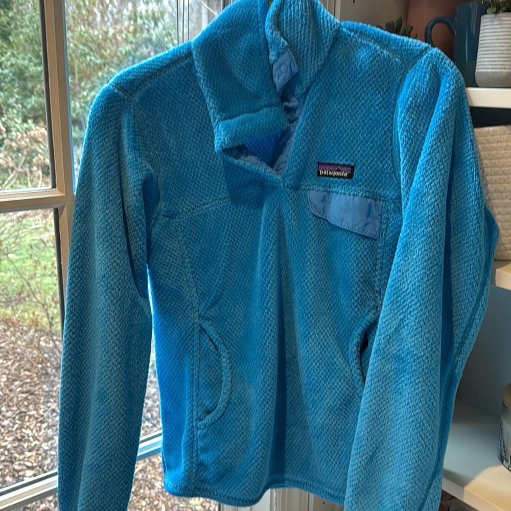 Women’s size XS Patagonia quarter snap in a bright blue color